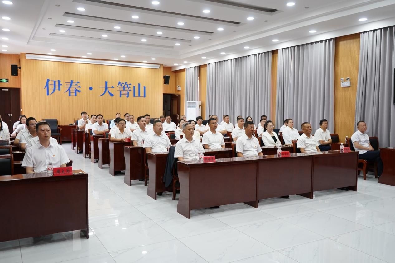 大箐山县社会各界收听收看纪念中国人民抗日战争暨世界反法西斯战争胜利80周年大会