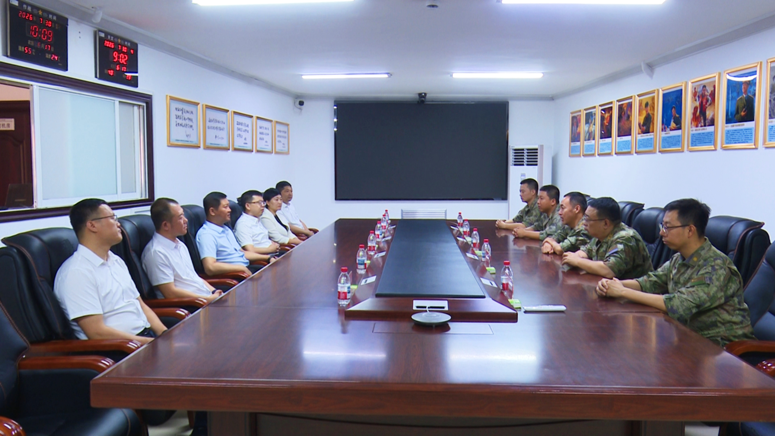 县四大班子领导“八一”前夕看望慰问人武官兵